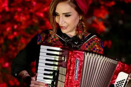 آواز معروفا؛ نوازندگی و شعرخوانی شبنم قلی خانی که انگاری سنش بک زده به بیست سال پیشش