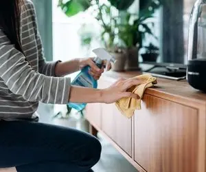 ترفندای خونگی تمیز کردن وسایل چوبی؛ با یه تکون، هر چی گرد و خاکه از لوازم چوبیت بتکون