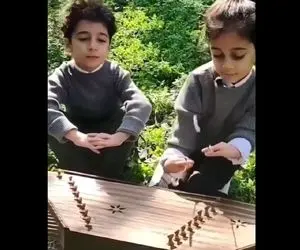 آواز خیابانی؛ ببینید دوقلوهای معلول چه دلنشین آهنگ مجنون نبودم مجنونم کردی رو میخونن