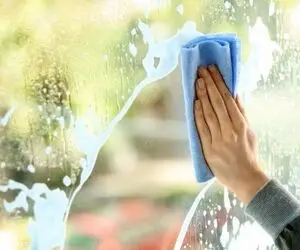 ترفندهای خانه داری؛ فوت و فن تمیز کردن شیشه و آینه + روش ساخت مایع شیشه پاک کن خانگی 