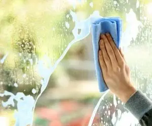 ترفندهای خانه داری؛ فوت و فن تمیز کردن شیشه و آینه + روش ساخت مایع شیشه پاک کن خانگی 