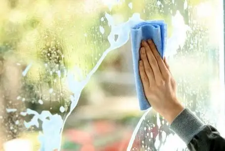 ترفندهای خانه داری؛ فوت و فن تمیز کردن شیشه و آینه + روش ساخت مایع شیشه پاک کن خانگی 