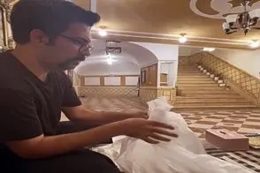 آواز اصیل؛ مرد تو رستوران با سفره یکبار مصرف دف زد دیدنی امکانات ۰ استعداد ۱۰۰