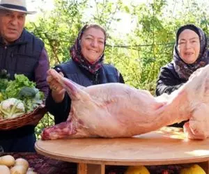 آشپزی در طبیعت؛ شکم گوسفند درسته رو پر از مخلفات کردن گذاشتن توی فر برشته بشه