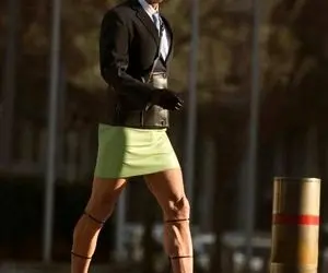 مارک برایان پدربزرگی با کفش های پاشنه بلند