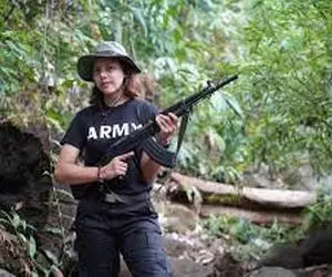 ملکه زیبایی میانمار با اسلحه به جنگ حکومت نظامیان رفت