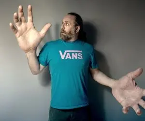 انسان شگفت انگیز؛ با گنده ترین دست که تو عمرت ندیدی آشنا شو حلقه ازدواجش یه پا النگو