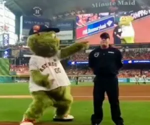 آواز شاد؛ رقص هماهنگ افسر پلیس و مرد عروسکی با آهنگ قاسم آبادی 