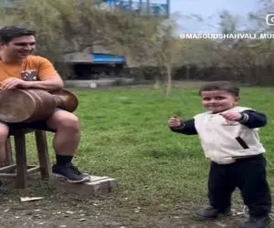 آواز شاد؛ باباهه زد و پسرش زینو زینو خوند انقد قشنگ با افتخار و ذوق بچه شو نگاه میکنه