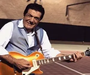 آواز شاد؛ داوود بهبودی رقص کنان لرزان لرزان چه آهنگی میخونه خدای استعداد