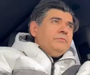 آواز احساسی؛ سالار عقیلی ماتم زده تو ماشین اشک هاش رو پاک میکنه و با غم میخونه