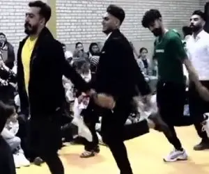 آواز شاد؛ رقص شیرازیا اصلا مثل خودشون تنبل نیست هماهنگ خوشگل رقصیدن کیف میکنی