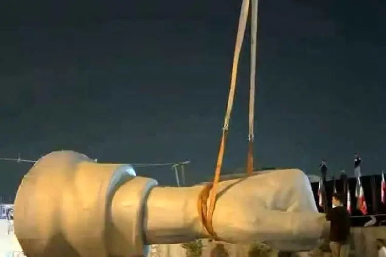 آواز احساسی| نصب مجسمه مشت گره کرده رهبر شهید انقلاب