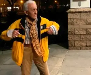 آواز شاد؛ پیرمرد شنگول تیپ زده لاکچری با شال پلنگیش چه رقصی میکنه منعطف لامصب