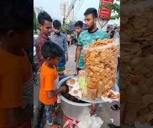 غذای عجیب؛ چه صفی وایسادن واسه غذای این نیم وجبی آخه تو کی یاد گرفتی اینارو مثل فرفرس