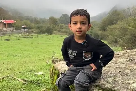 آواز شاد؛ پسرک نیم قلمی به نظر میرسه بچه محسن لرستانی بچه ننه رو با تموم قدرت خوند
