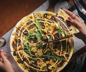 طرز تهیه پیتزا سیر و استیک؛ طعمی متفاوت و دلچسب