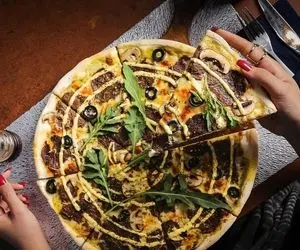 طرز تهیه پیتزا سیر و استیک؛ طعمی متفاوت و دلچسب