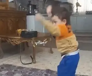 آواز شادیسم؛ بچه دو سالشه تاتی راه میره خوابه تا صدا آهنگ میاد پامیشه خوابالو میرقصه