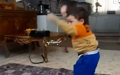 آواز شادیسم؛ بچه دو سالشه تاتی راه میره خوابه تا صدا آهنگ میاد پامیشه خوابالو میرقصه