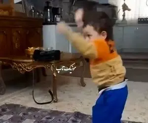 آواز شادیسم؛ بچه دو سالشه تاتی راه میره خوابه تا صدا آهنگ میاد پامیشه خوابالو میرقصه