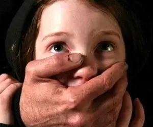 تجاوز 2 شیطان صفت به دختر 14 ساله و فیلمبرداری از آن