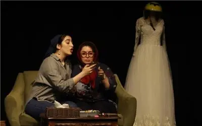 سکانس شاد/دختر ژاله صامتی تو کانادامیزنه و میخونه خوده ژاله هم چه قشنگ و بامزه میرقصه