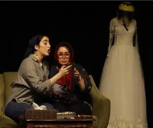 سکانس شاد/دختر ژاله صامتی تو کانادامیزنه و میخونه خوده ژاله هم چه قشنگ و بامزه میرقصه