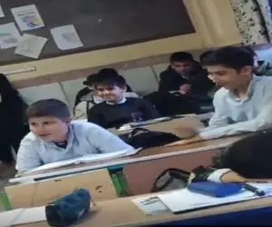 آواز شادونه؛  پسربچه سر کلاس خوند همه ی هم کلاسیاش نفسشون تو سینه حبس شده از صدی خوبش