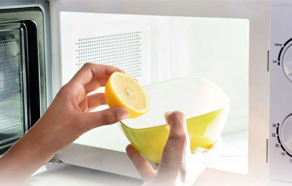 Cleaning-the-microwave-1