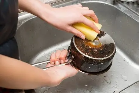 ترفندهای خانه داری؛ سفید کردن پشت قابلمه سوخته و تابه سیاه شده بدون سابیدن