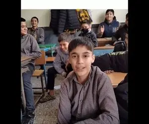 آواز شاد؛ این پسربچه کلاس درسو با کنسرت اشتباه گرفته و صدا قشنگرو ول داده واسه دوستاش