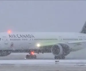 مهارت های خارق العاده؛ ببینید این خلبان چجور هواپیما غول پیکر رو باند یخ زده می نشونه