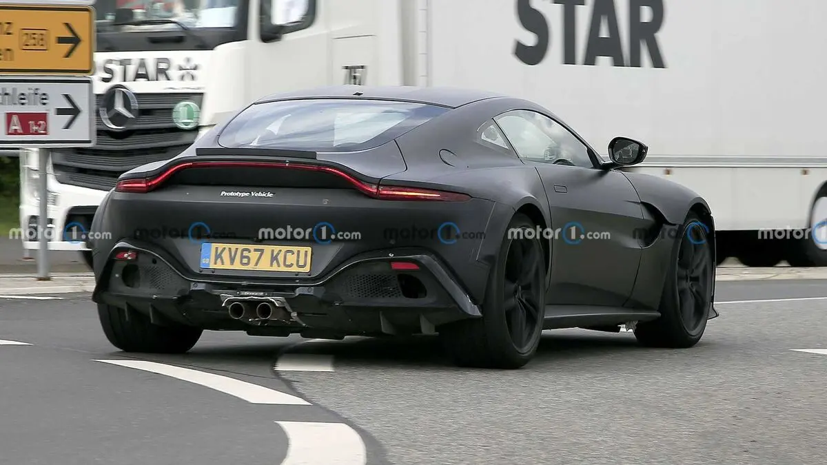 new-aston-martin-v12-vantage-rs-spy-shots