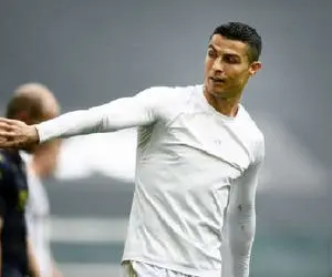 (عکس) رونالدو در نقطه جوش؛ گرد و خاک در رختکن!