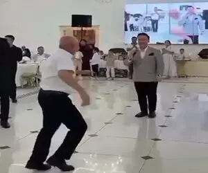 آواز شاد؛ ژانگولر بازی پیر پرحاشیه وسط تالار عروسی بجای پایکوبی پشتک میزنی مدل بروسلی