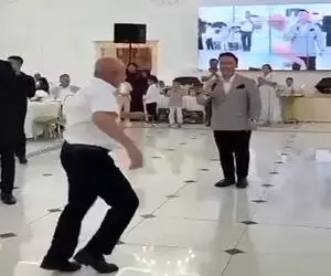 آواز شاد؛ ژانگولر بازی پیر پرحاشیه وسط تالار عروسی بجای پایکوبی پشتک میزنی مدل بروسلی