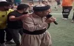 آواز محلی؛ خواننده مهمونارو پشت سرش راه انداخته رقص قطاری میرن نازی نازی نسترن میخونه آواز محلی؛ خواننده مهمونارو پشت سرش راه انداخته رقص قطاری میرن نازی نازی نسترن میخونه