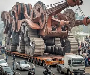 جابه جایی جانکاه؛ تانک کروزر دو لول رو سوار تریلی کردن ببرن منطقه عملیاتی واسه آزمایش