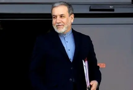 سفر به قدیم الایام سال 1361؛ مدل مو و ریش رو مد اون زمان عباس عراقچی در سن 20 سالگی