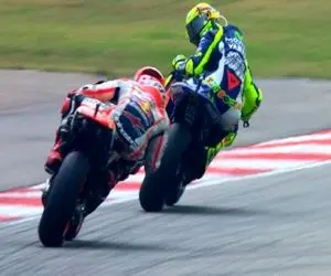 سقوط اکشن؛ موتورسوار وسط کراس پاش کشیده میشه به زمین نزدیکه آتیش بگیره