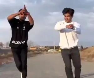 آواز محلی؛ پایکوبی باحال دوتا رفیق وسط جاده؛ انقد هماهنگ و دقیق داریم مگه؟