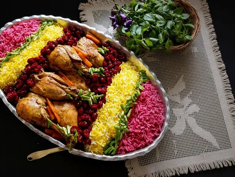 طرز تهیه آلبالو پلو با مرغ زعفرانی؛ ترفند های خوشمزه تر شدنش