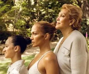 عکس سه نسل از خانواده جنیفر لوپز در یک تصویر!