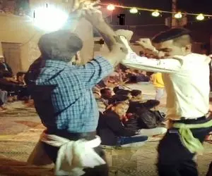 آواز محلی؛ این 2 نفر اضطراب اجتماعیشون صفره دستمال بستن کمر میلرزونن همه زومن زوشون