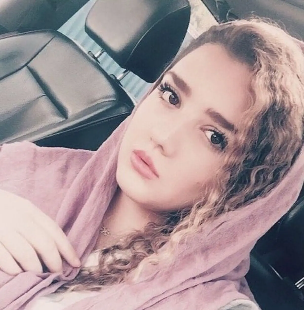 روژان آریامنش
