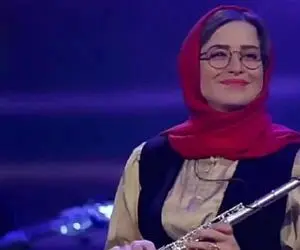 آواز هنرمندانه؛ مهراوه شریفی نیا جلوی حضار آهنگ هرکی یارش خوشگله رو نوازندگی کرد زیبا