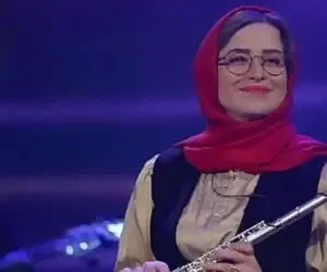 آواز هنرمندانه؛ مهراوه شریفی نیا جلوی حضار آهنگ هرکی یارش خوشگله رو نوازندگی کرد زیبا