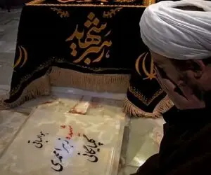 ویدیو| گریه های پدر بر سر مزار دختر دلبندش(نوه رهبر شهید)