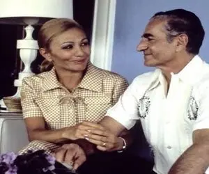 سفر به این قدیم سال ۱۳۴۹؛ پیک نیک محمدرضا پهلوی با فرح و بچه‌هاش وسط حیاط کاخ نیاوران